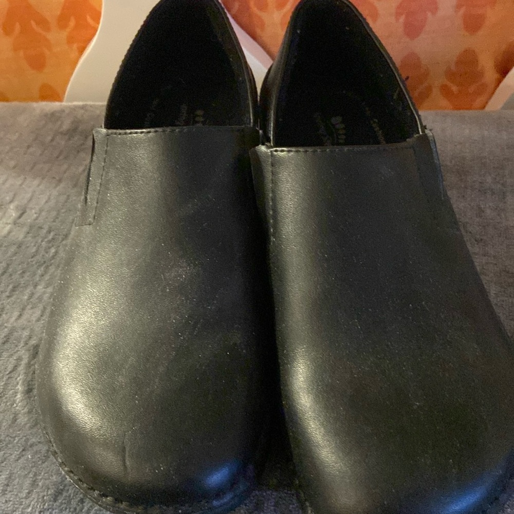 Slip resistant shoes